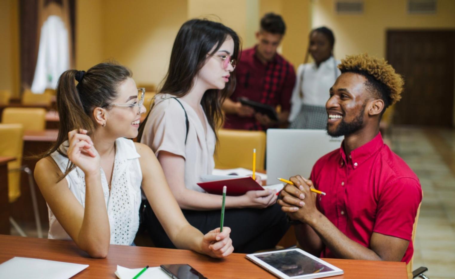 Finanzanalyse-Team bei der Arbeit mit Datenvisualisierungen