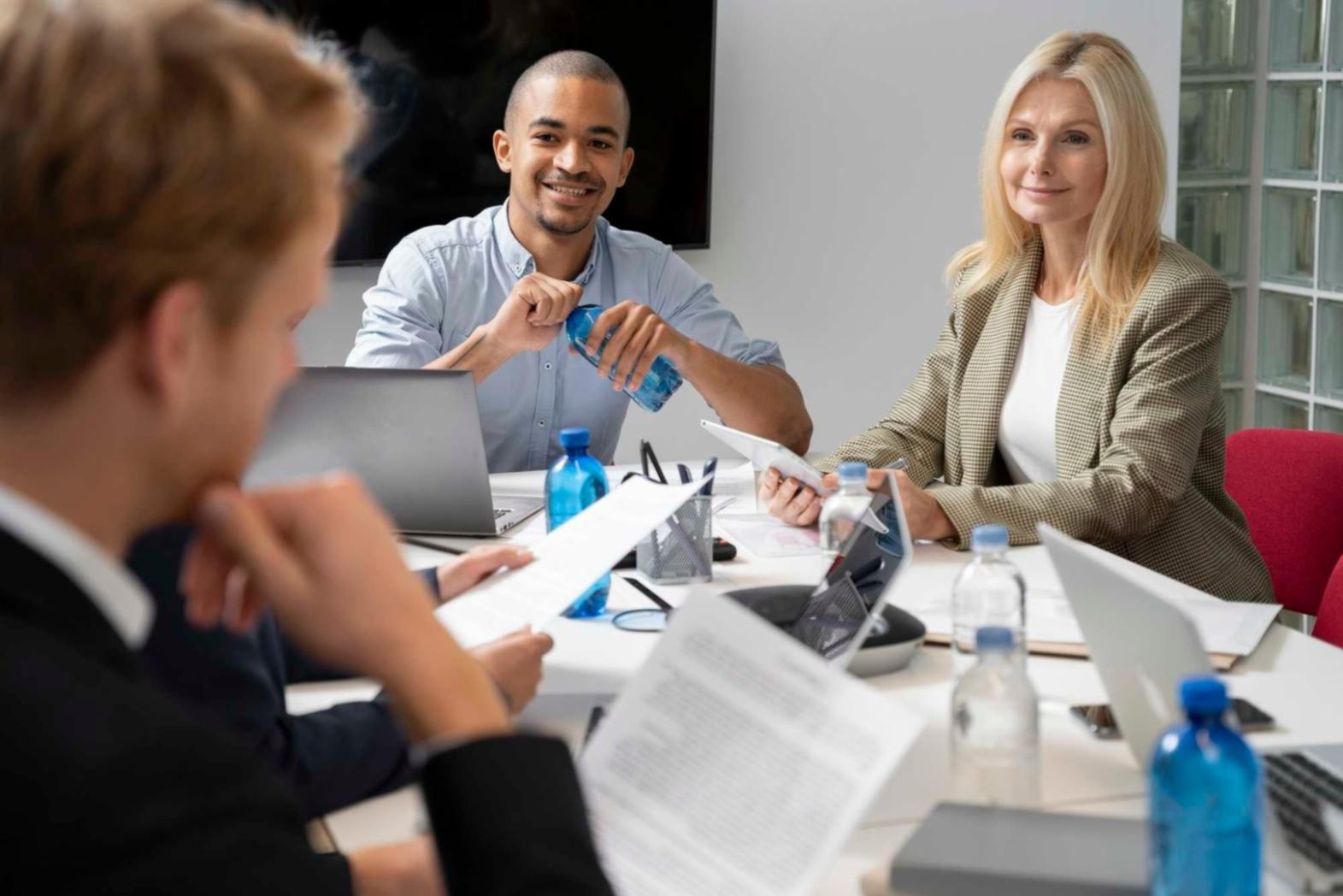 Team bei der Auswertung statistischer Finanzkennzahlen